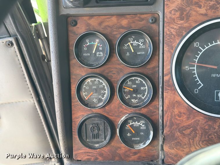 image for item FI0271 2002 Kenworth T800 semi truck