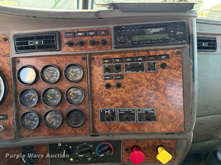 image for item FI0271 2002 Kenworth T800 semi truck
