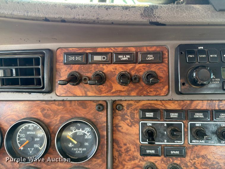 image for item FI0271 2002 Kenworth T800 semi truck