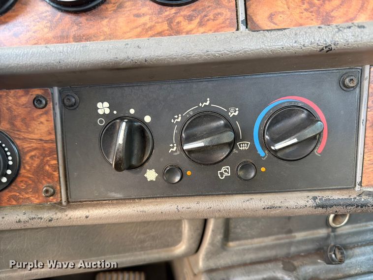 image for item FI0271 2002 Kenworth T800 semi truck