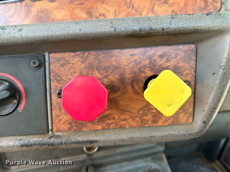 image for item FI0271 2002 Kenworth T800 semi truck