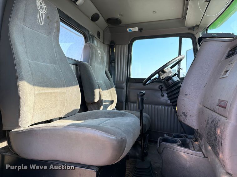 image for item FI0271 2002 Kenworth T800 semi truck