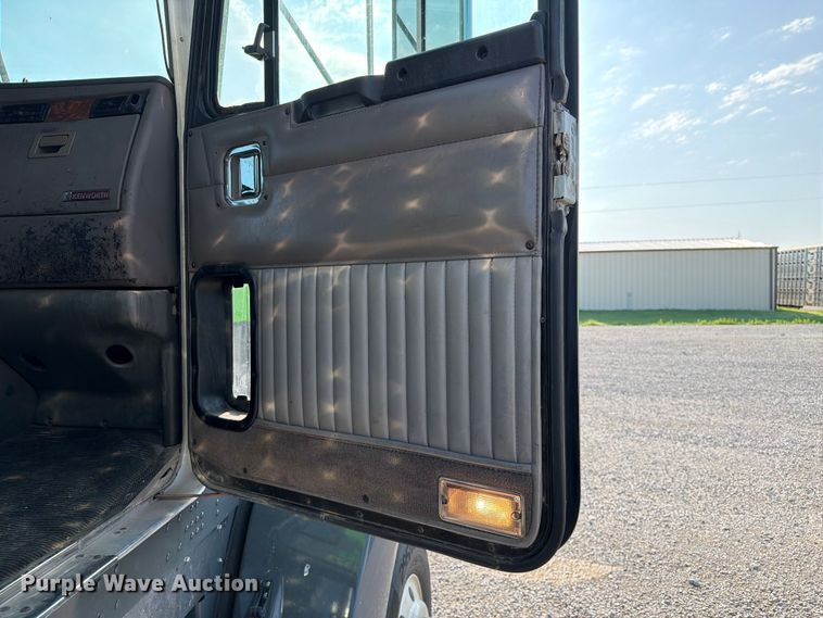 image for item FI0271 2002 Kenworth T800 semi truck