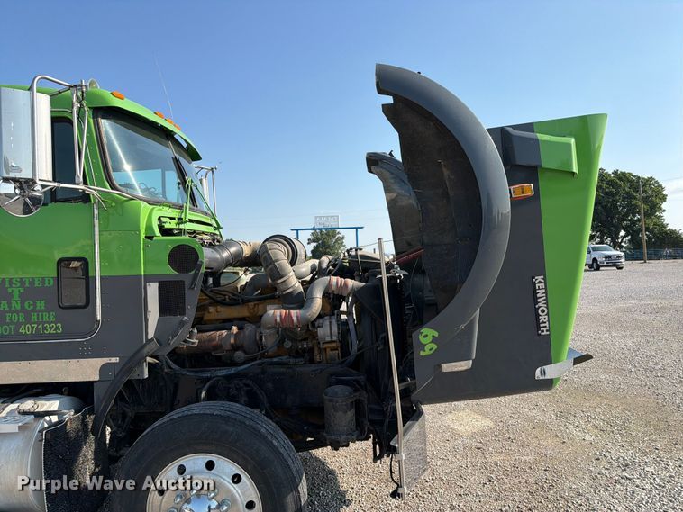 image for item FI0271 2002 Kenworth T800 semi truck