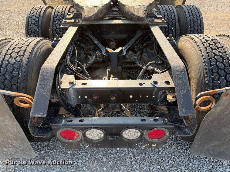 image for item FI0271 2002 Kenworth T800 semi truck