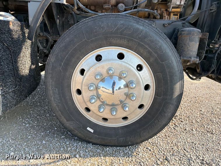 image for item FI0271 2002 Kenworth T800 semi truck