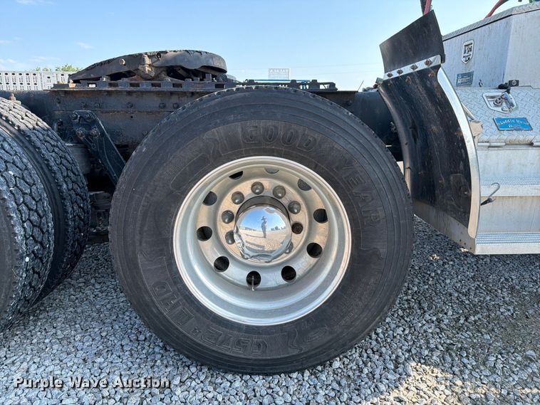 image for item FI0271 2002 Kenworth T800 semi truck