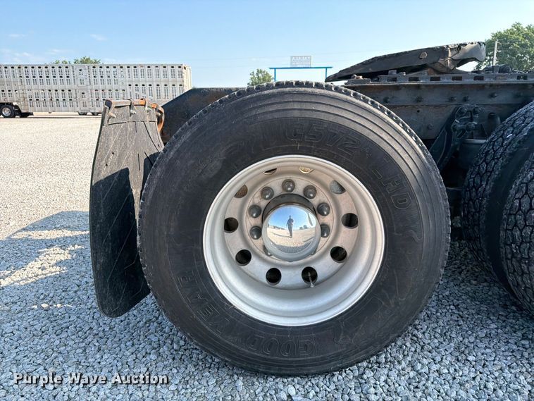 image for item FI0271 2002 Kenworth T800 semi truck
