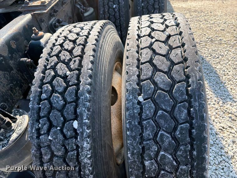 image for item FI0271 2002 Kenworth T800 semi truck