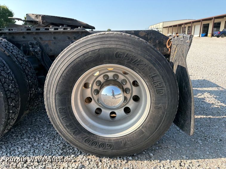 image for item FI0271 2002 Kenworth T800 semi truck