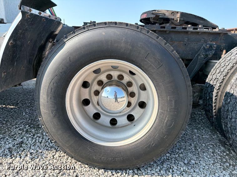 image for item FI0271 2002 Kenworth T800 semi truck