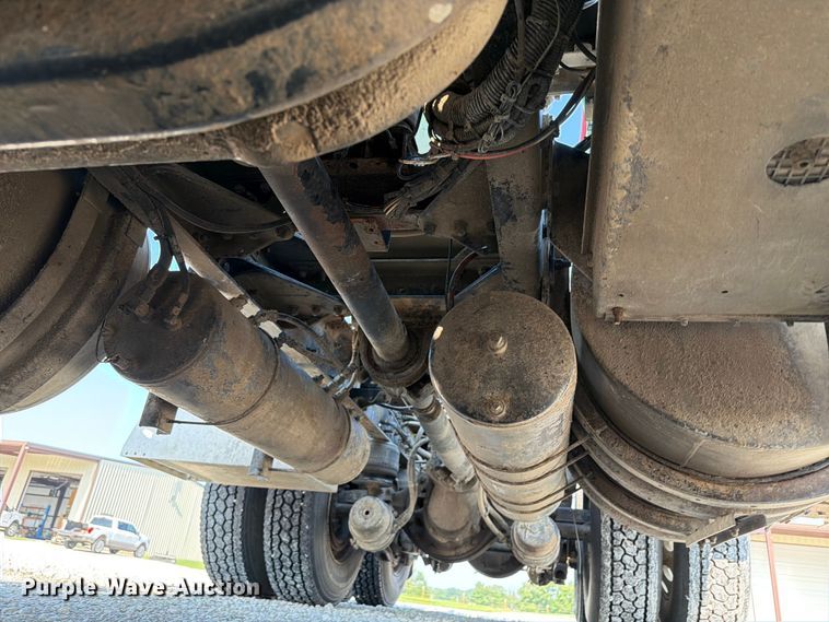image for item FI0271 2002 Kenworth T800 semi truck