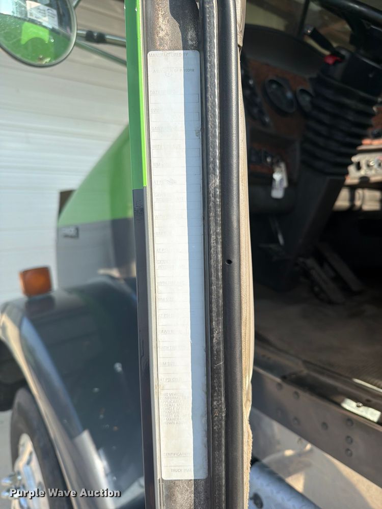 image for item FI0271 2002 Kenworth T800 semi truck