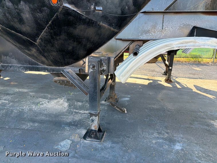 image for item FK3153 1971 Fruehauf pneumatic dry bulk trailer