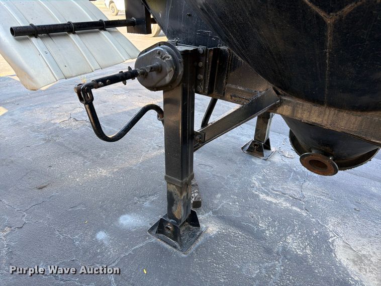 image for item FK3153 1971 Fruehauf pneumatic dry bulk trailer