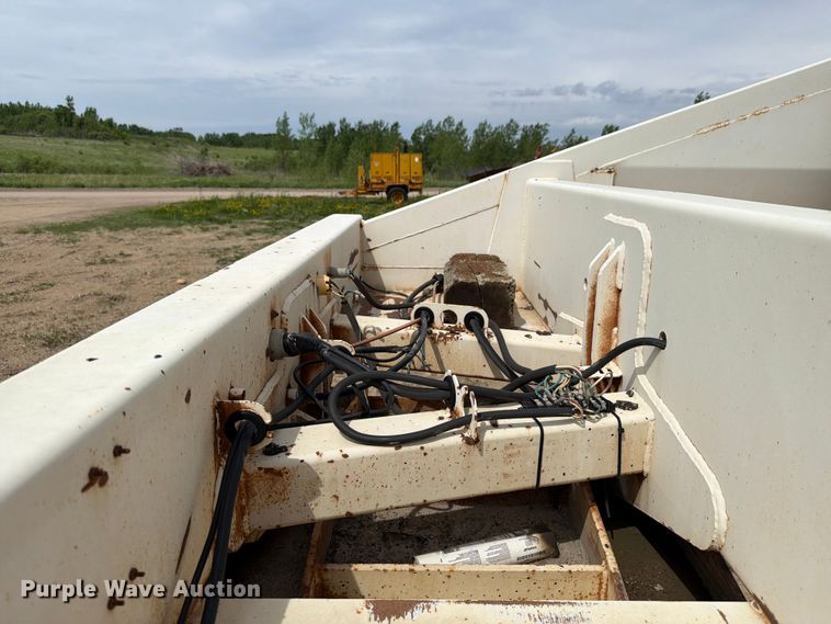 image for item FK4012 1999 Midland MG42CLAM bottom dump trailer