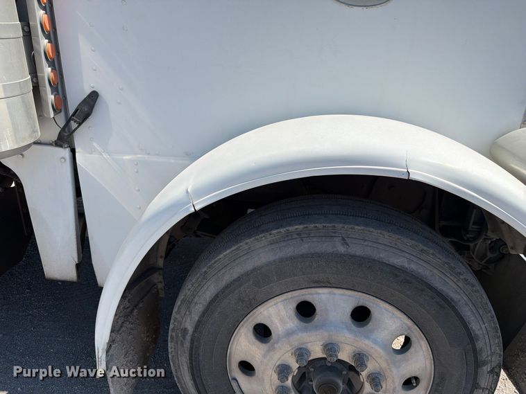 image for item FK4518 1998 Peterbilt 379 roll-off container truck