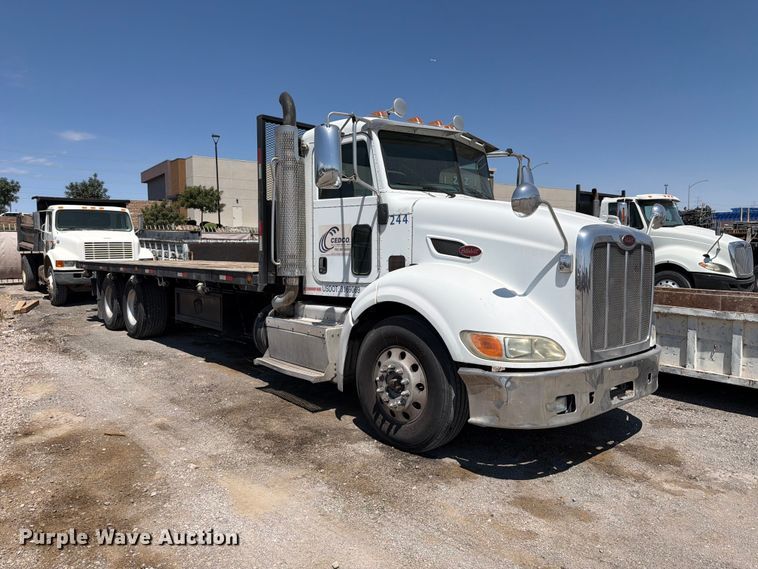 image for item FK4519 2011 Peterbilt 384 flatbed truck