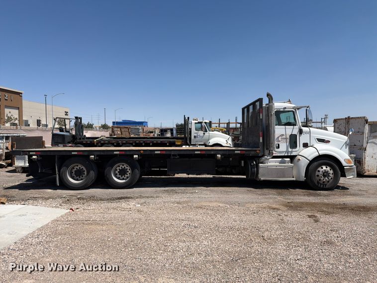 image for item FK4519 2011 Peterbilt 384 flatbed truck