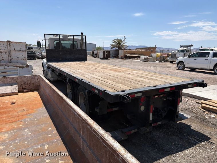 image for item FK4519 2011 Peterbilt 384 flatbed truck