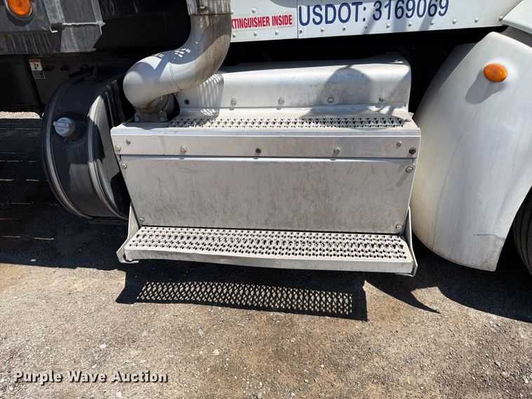 image for item FK4519 2011 Peterbilt 384 flatbed truck