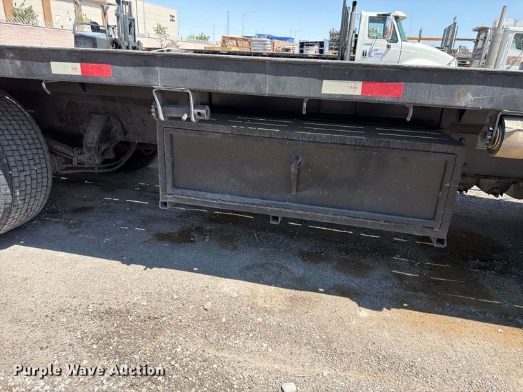 image for item FK4519 2011 Peterbilt 384 flatbed truck