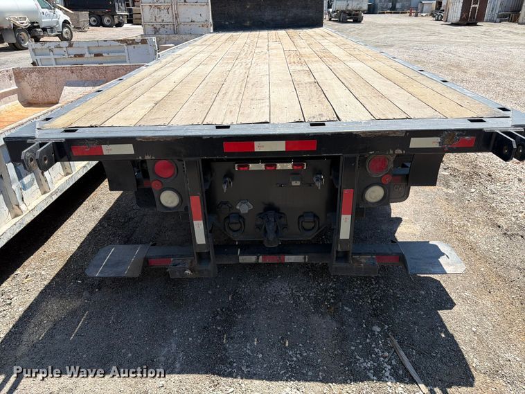 image for item FK4519 2011 Peterbilt 384 flatbed truck