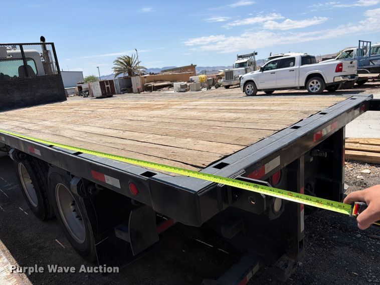 image for item FK4519 2011 Peterbilt 384 flatbed truck