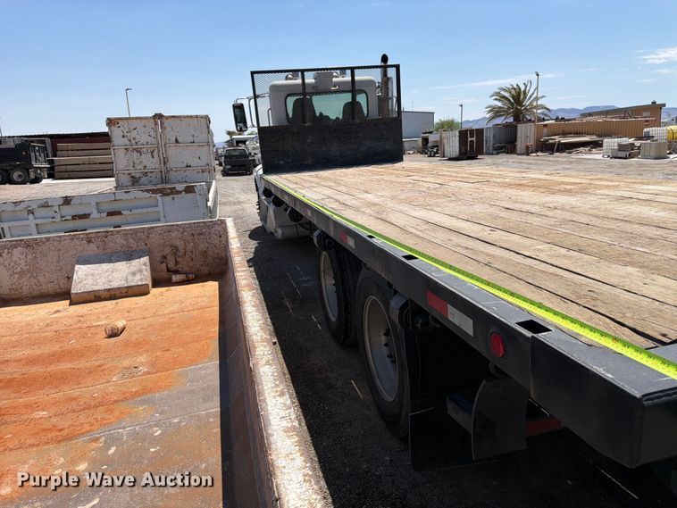 image for item FK4519 2011 Peterbilt 384 flatbed truck