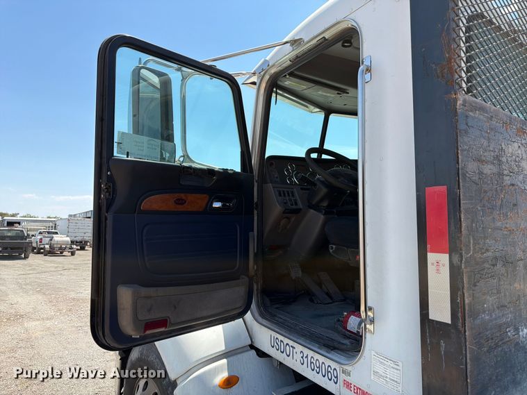 image for item FK4519 2011 Peterbilt 384 flatbed truck