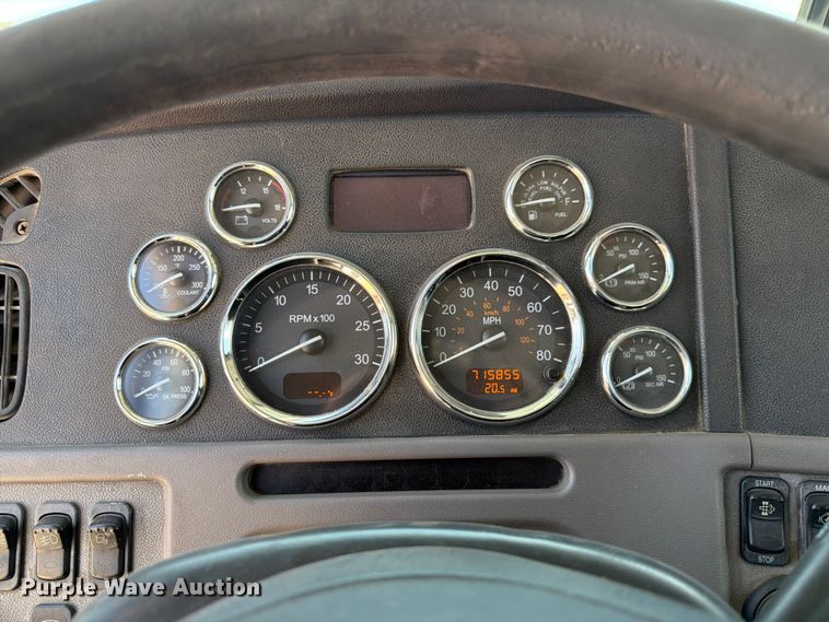 image for item FK4519 2011 Peterbilt 384 flatbed truck