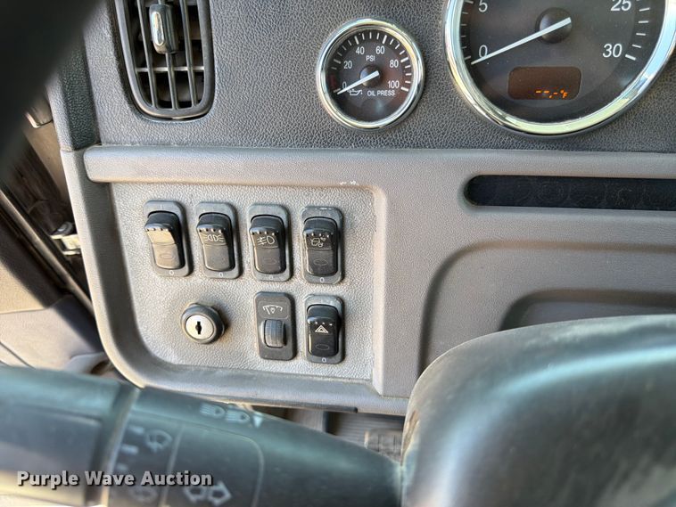 image for item FK4519 2011 Peterbilt 384 flatbed truck