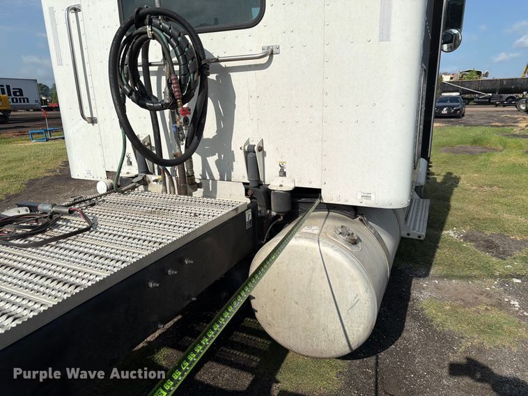 image for item FN2515 2012 Peterbilt 389 semi truck
