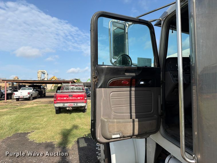 image for item FN2515 2012 Peterbilt 389 semi truck