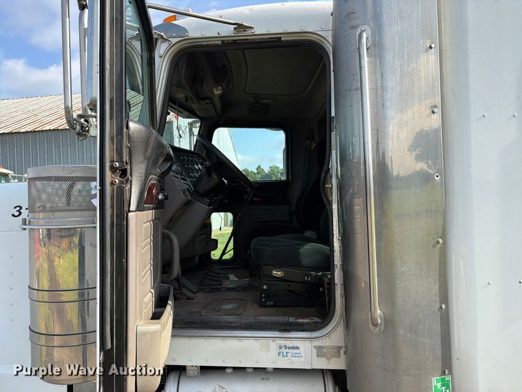 image for item FN2515 2012 Peterbilt 389 semi truck
