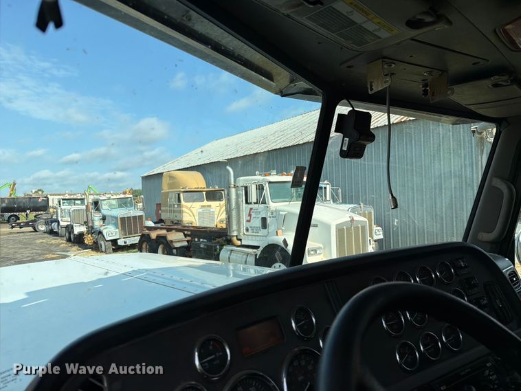 image for item FN2515 2012 Peterbilt 389 semi truck