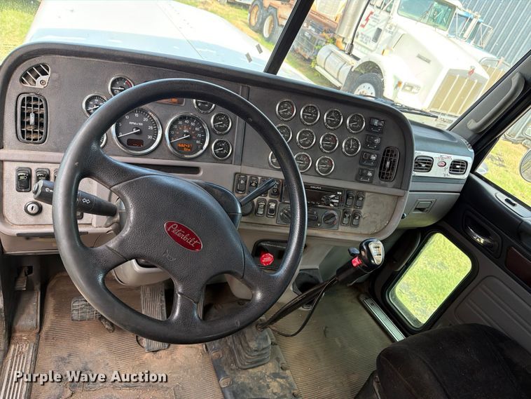 image for item FN2515 2012 Peterbilt 389 semi truck
