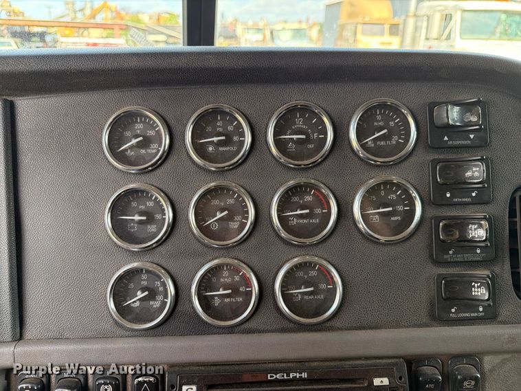 image for item FN2515 2012 Peterbilt 389 semi truck