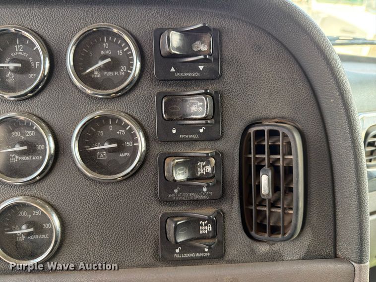 image for item FN2515 2012 Peterbilt 389 semi truck