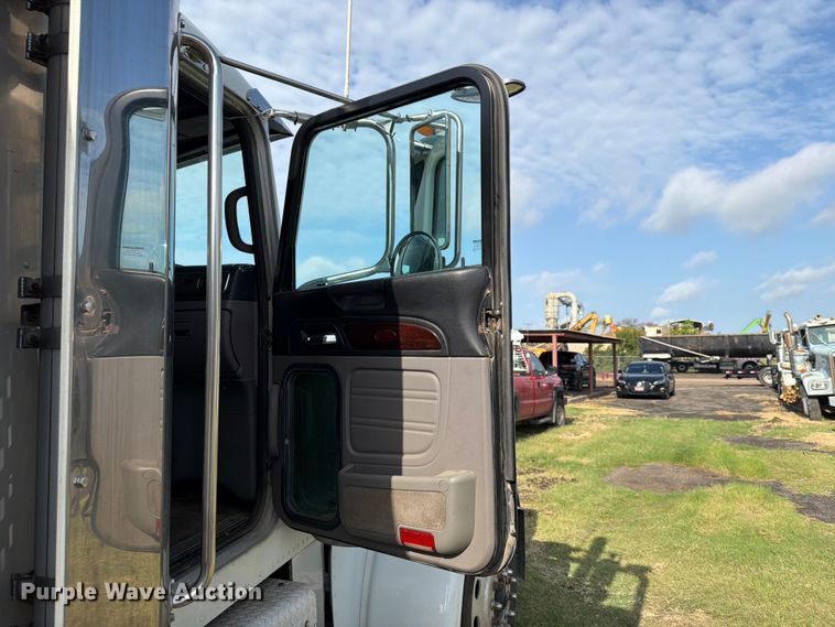 image for item FN2515 2012 Peterbilt 389 semi truck