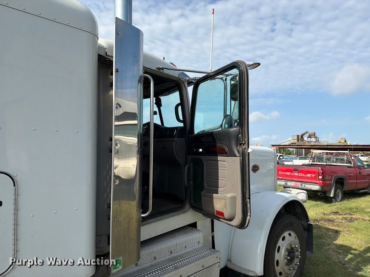 image for item FN2515 2012 Peterbilt 389 semi truck