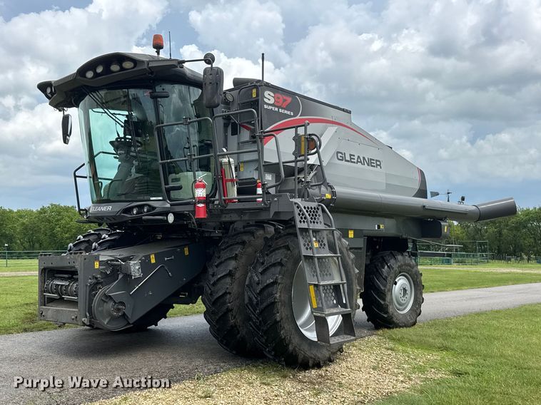 2019 Gleaner S97 Super Series combine