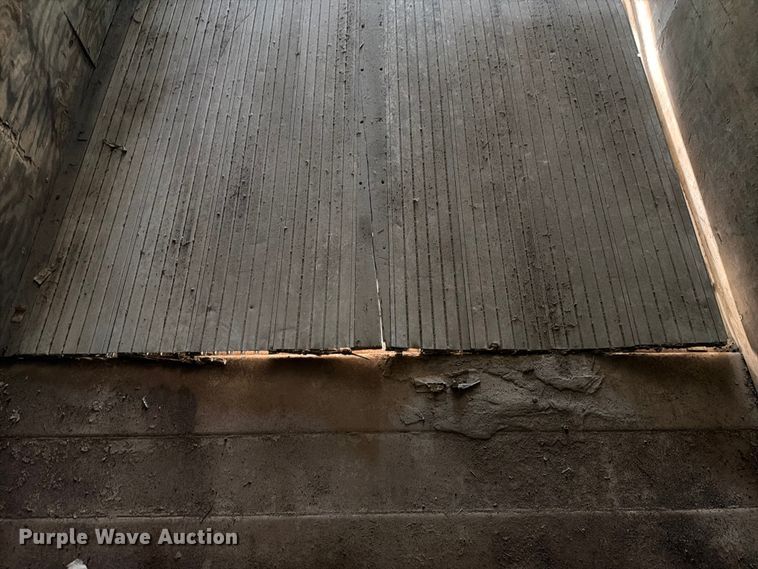 image for item NA9514 1972 Trailmobile A46A4CAW dry van trailer