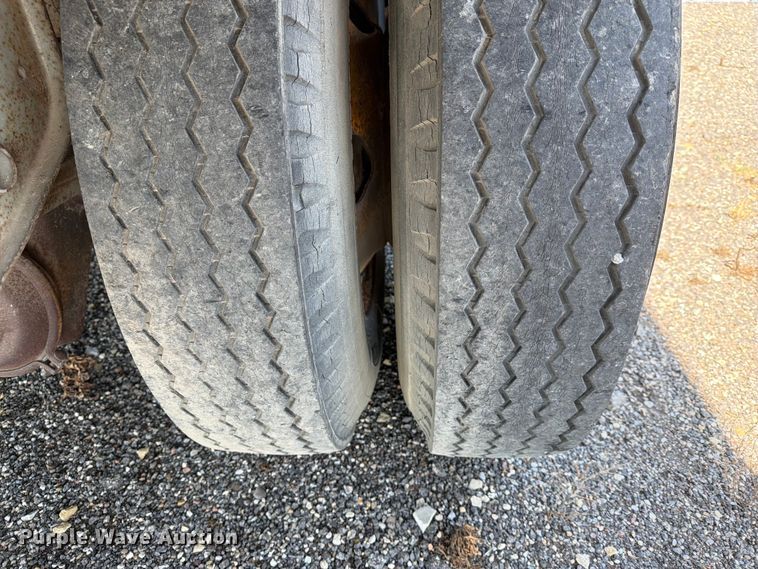 image for item NA9514 1972 Trailmobile A46A4CAW dry van trailer