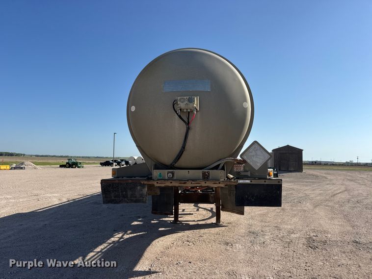 image for item NJ9173 2006 Heil tank trailer
