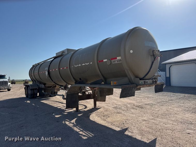 image for item NJ9173 2006 Heil tank trailer