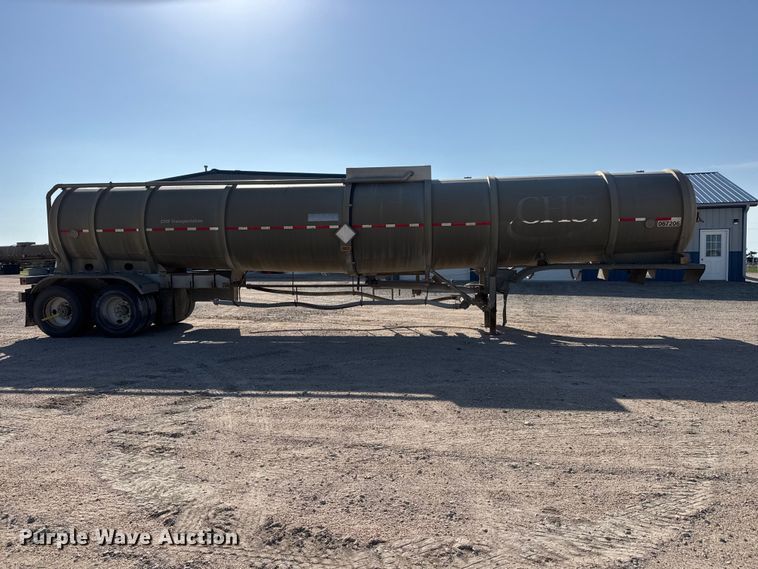 image for item NJ9173 2006 Heil tank trailer