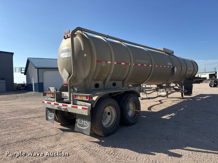 image for item NJ9173 2006 Heil tank trailer