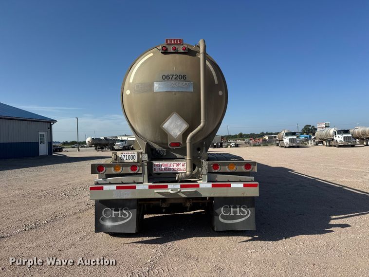 image for item NJ9173 2006 Heil tank trailer