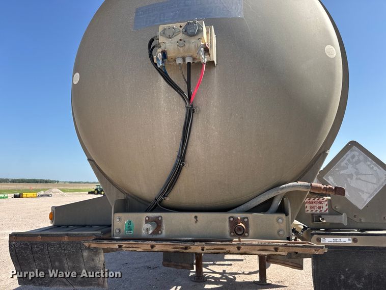 image for item NJ9173 2006 Heil tank trailer